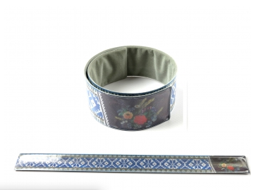 Wrist reflector Slap Wrap with national pattern blue