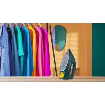 Philips | Iron | DST7050/70 | Steam Iron | 2800 W | Water tank capacity 300 ml | Continuous steam 50 g/min | Steam boost performance 250 g/min | Green